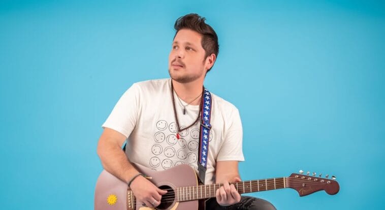 Cantor chileno Diego Alonso lança a nova versão da sua canção “Mujer Hermosa”, que se tornou viral na TikTok 1 photoshot 01 POP CYBER