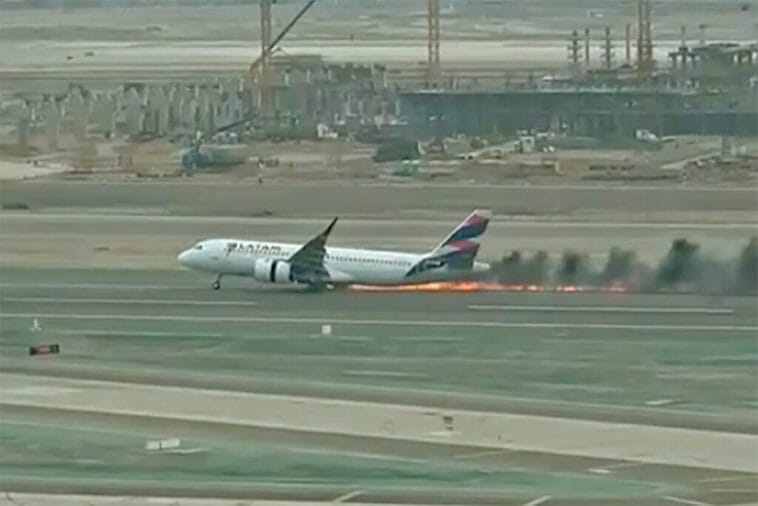 Avião da Latam pega fogo ao se chocar com caminhão em pista de decolagem no Peru 1 Aviao da Latam se choca com caminhao em pista de decolagem no Peru POP CYBER