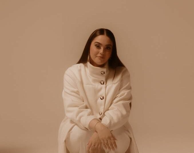 Hadassah Perez exalta a grandiosidade de Deus em Incomparavel e1669237289664 POP CYBER