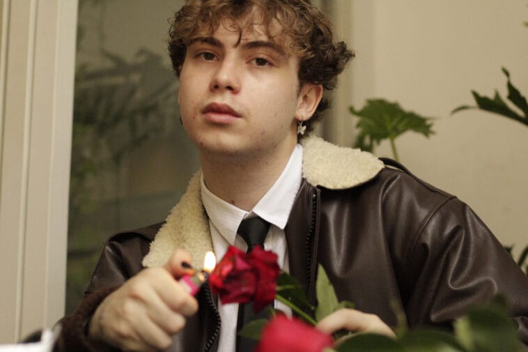 Lucas Andrade reflete sobre fim de relacionamento em quarto single autoral “Casal Desgraça” 1 Lucas Andrade reflete sobre fim de relacionamento em quarto single autoral Casal Desgraca POP CYBER