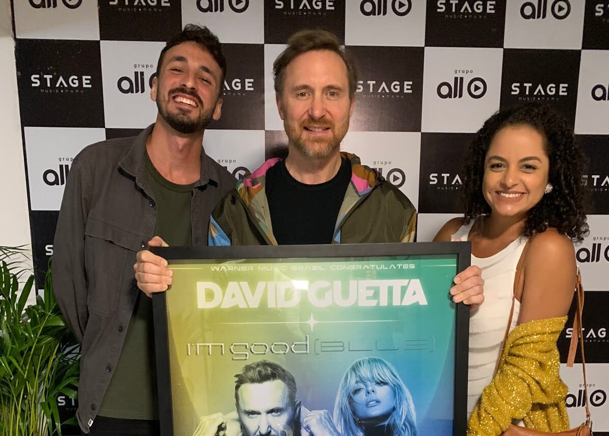 David Guetta recebe certificado em turne no brasil e1673384481971 POP CYBER