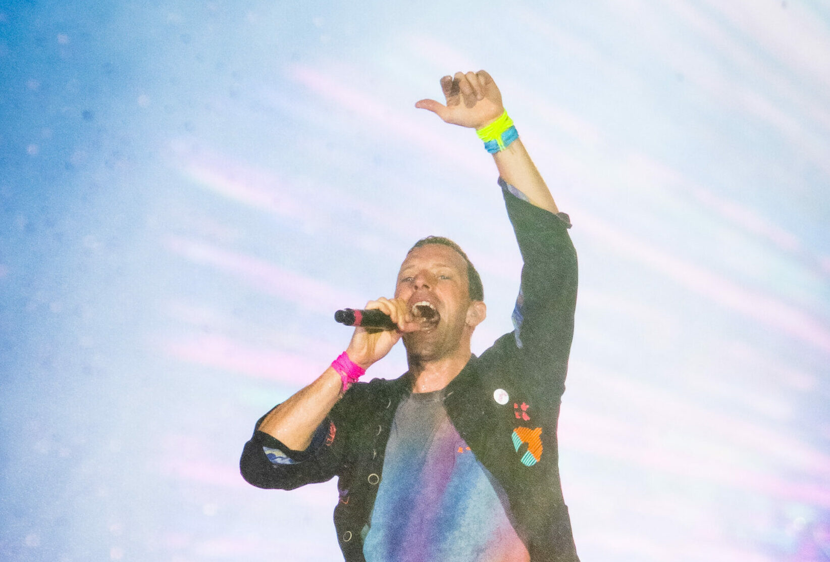 foto coldplay scaled e1679398347376