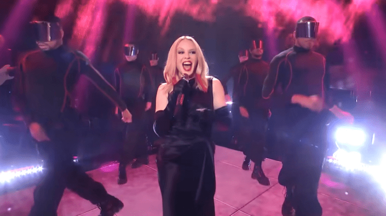 Kylie Minogue apresenta “Padam Padam” na final do American Idol 2 Kylie Minogue