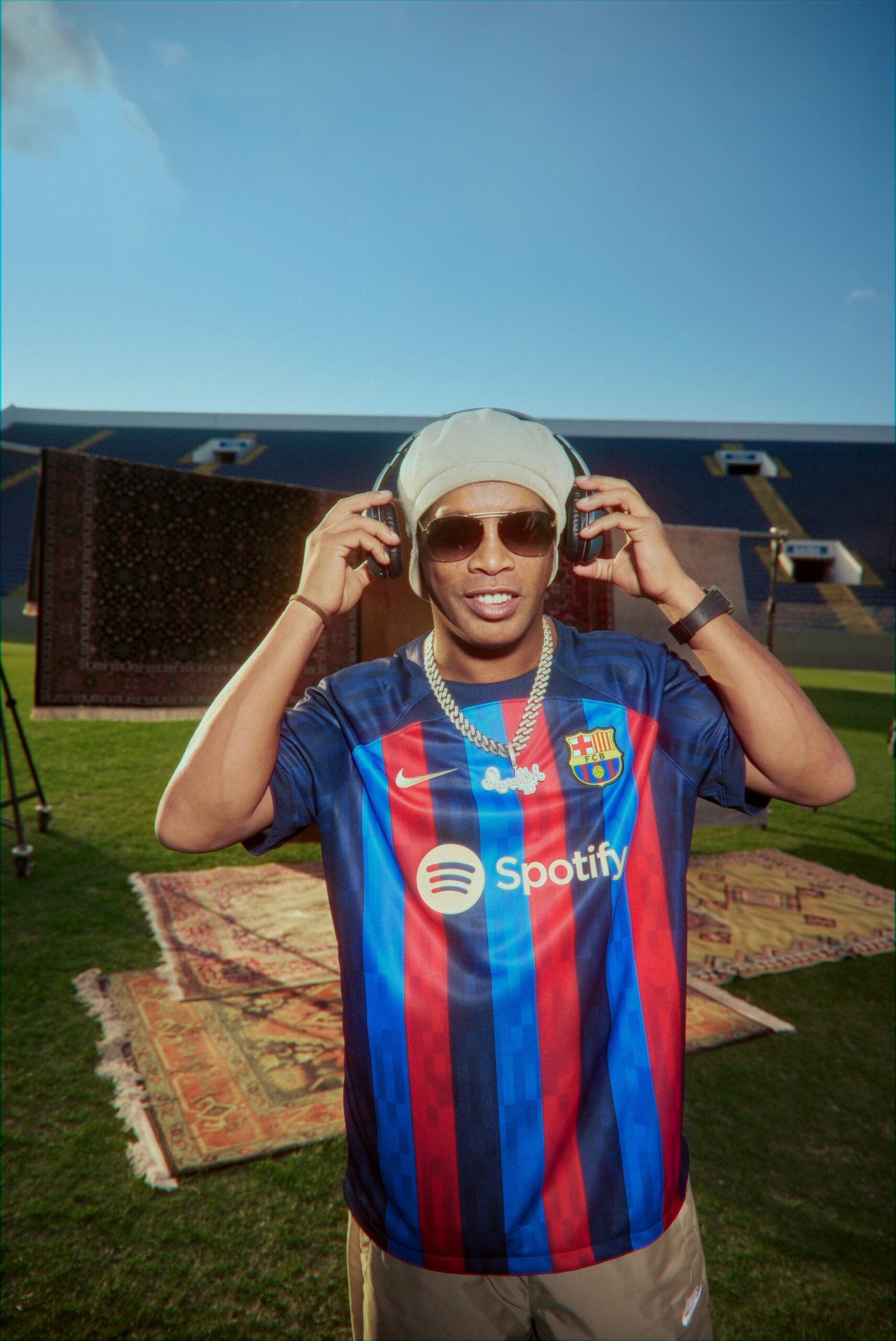 Spotify e Ronaldinho Gaucho Barca Legends revela as musicas que marcaram sua passagem pelo FC Barcelona POP CYBER