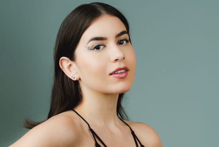 A “rainha dos delineados” da internet, Sofia Santino, lança sua primeira linha de delineadores adesivos 1 WhatsApp Image 2023 05 01 at 12.27.52 POP CYBER