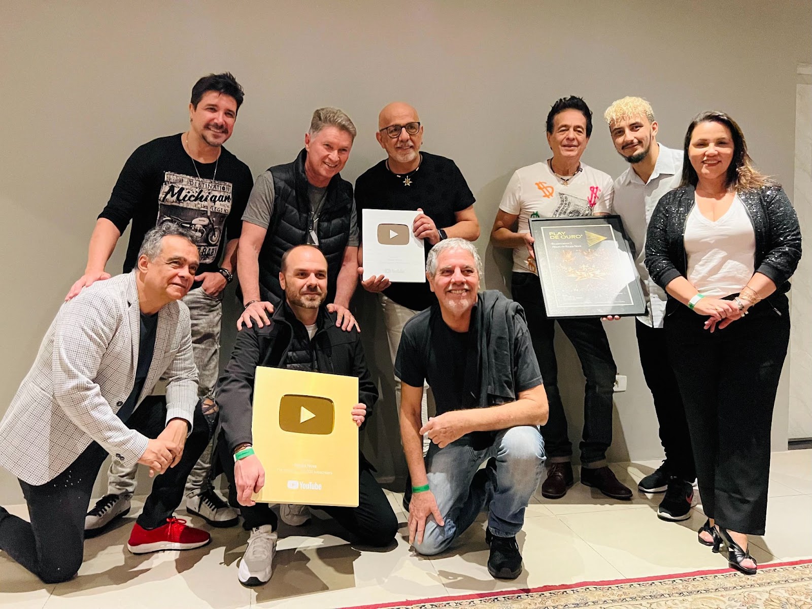 Roupa Nova recebe placa comemorando 1 milhao de inscritos no canal da banda no Youtube POP CYBER