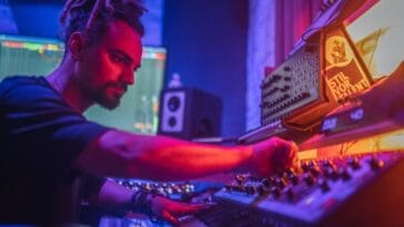 Com vocais de Nana Torres e remix de Green Velvet DJ Glen ousa em track mais experimental da carreira POP CYBER