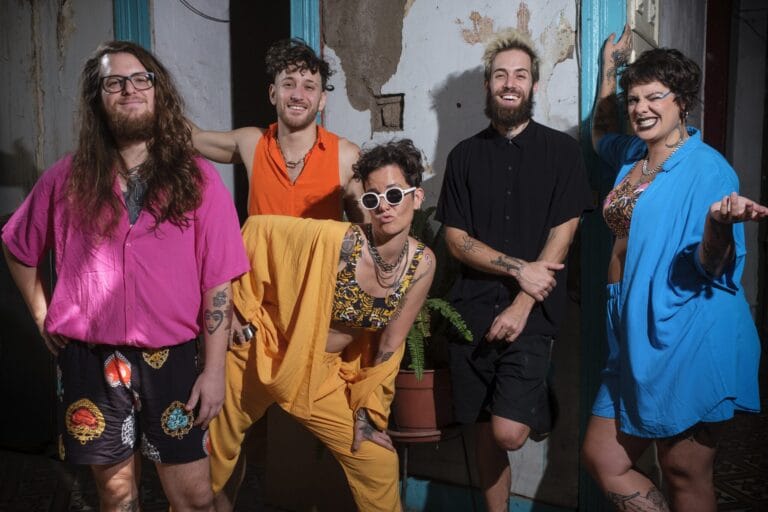Francisco, el Hombre transporta o público para um show da banda por meio do novo disco 10 AÑOS 2 Francisco El Hombre