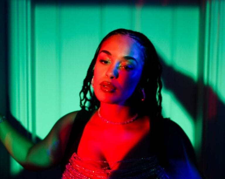 Jorja Smith aposta no jazz no álbum “falling or flying (Reimagined)” 2 Jorja Smith