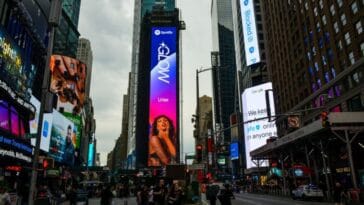 Urias estampa outdoor do Spotify na Times Square POP CYBER