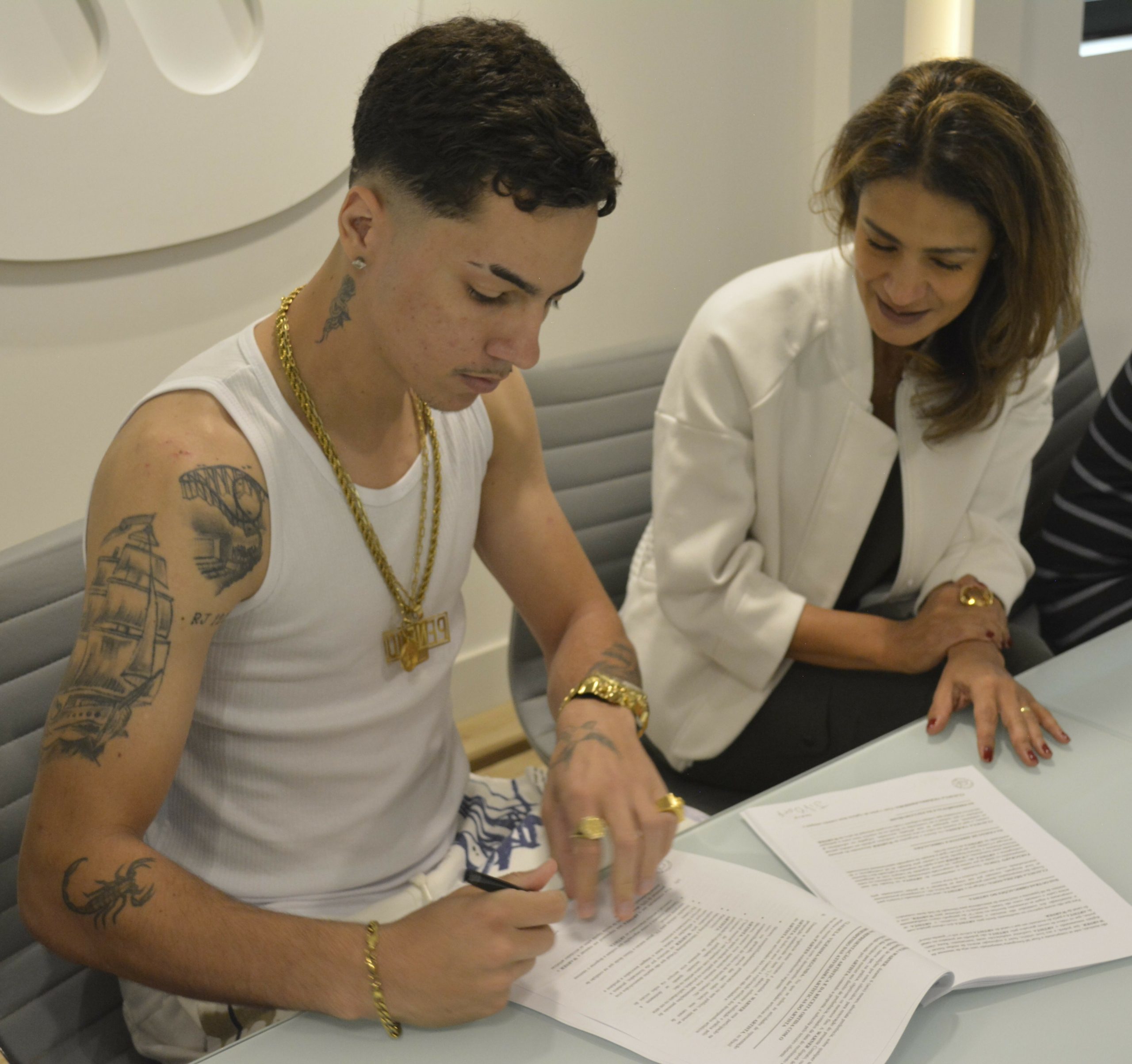 Penedo assina contrato com a Warner Music Brasil scaled POP CYBER