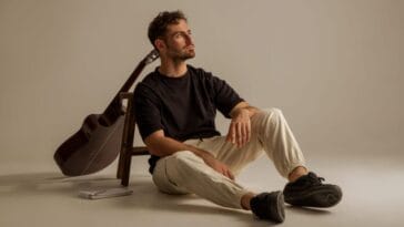 Ced apresenta a introspectiva e sensivel Mais Forte scaled POP CYBER