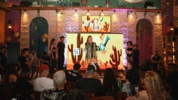 MC Mari no pocket show e com o casal Anne Lottermann e Fernando MusaCredito Poliana Duarte scaled POP CYBER