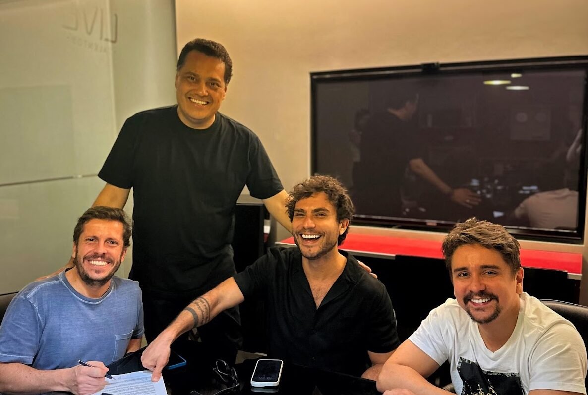 Bruninho Davi celebram nova fase de carreira com a Live Talentos e1700697014496 POP CYBER