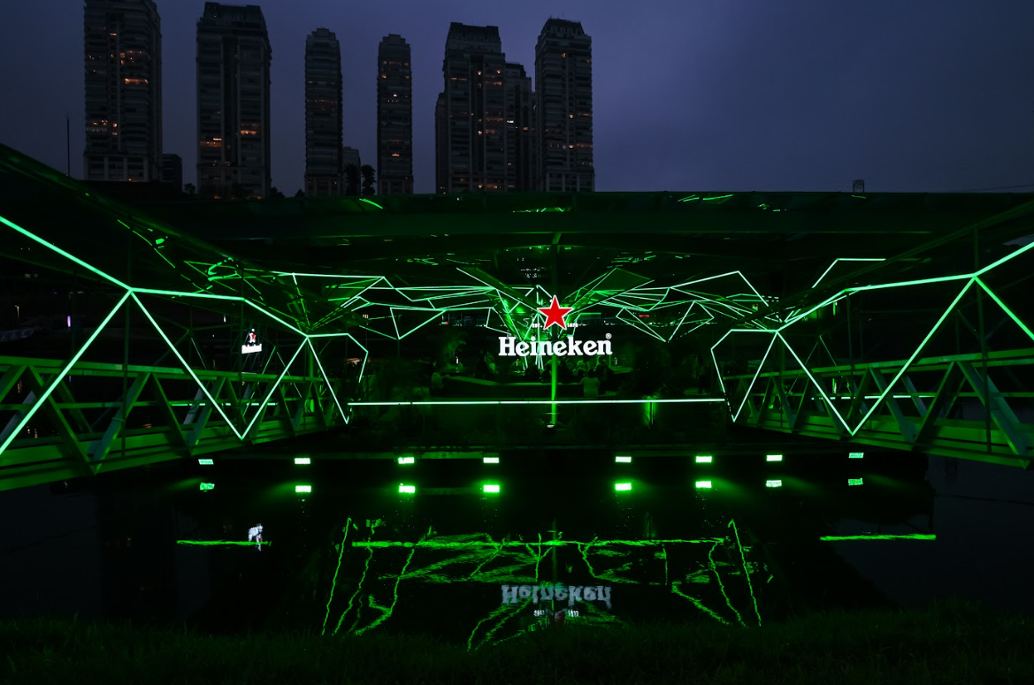 Heineken Floating Bar Iniciativa com o proposito de repensar o rio Pinheiros reabre para um ultimo final de semana POP CYBER