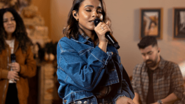 Classicos de Natal ganham novas versoes na voz de Julia Vitoria POP CYBER