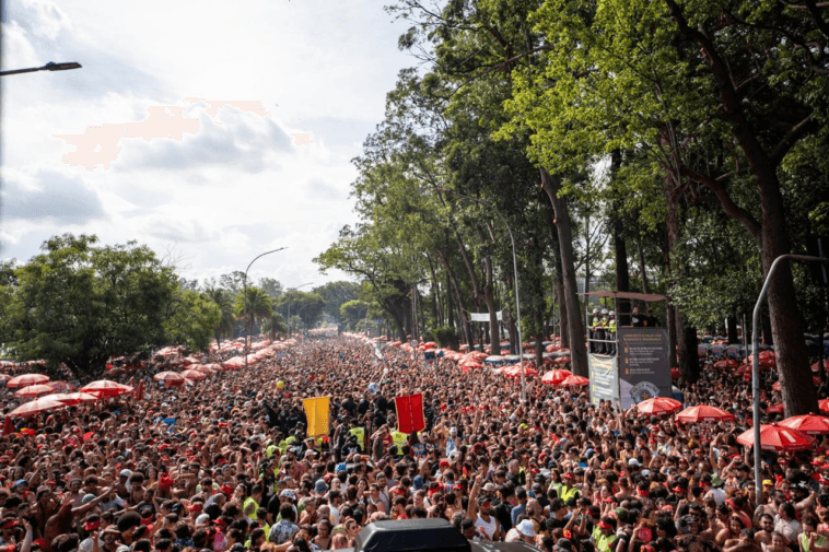 Coletivo Pipoca contou com mais de 560 mil foliões neste sábado (17) na região do Ibirapuera após os desfiles da Orquestra Voadora e Navio Pirata - BaianaSystem 1 Coletivo Pipoca contou com mais de 560 mil folioes neste sabado 17 na regiao do Ibirapuera apos os desfiles da Orquestra Voadora e Navio Pirata BaianaSystem POP CYBER