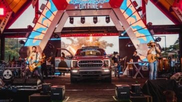 Fernando e Sorocaba sobem ao palco do Churrasco On Fire com a nova Ford F 150 POP CYBER