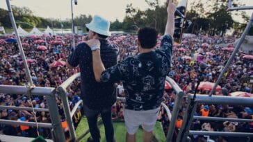 Joao Bosco e Vinicius reunem milhares de folioes no Bloco Villa Country Pinga Ni Mim em Sao Paulo POP CYBER