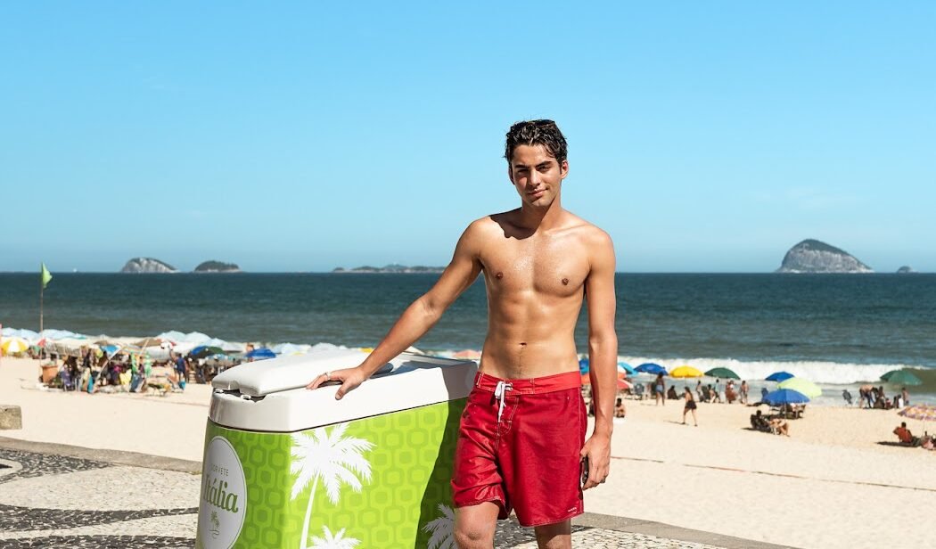 Lucas Pretti surpreende os cariocas com picoles personalizados na praia de Sao Conrado e1707769500821 POP CYBER