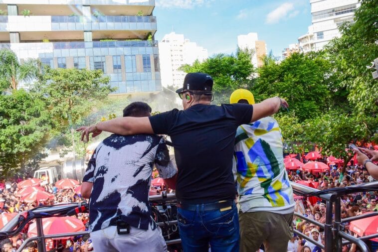 Trio do Pizro parou o coracao financeiro de Sao Paulo com Joao Gomes Tarcisio do Acordeon e Vitor Fernandes POP CYBER