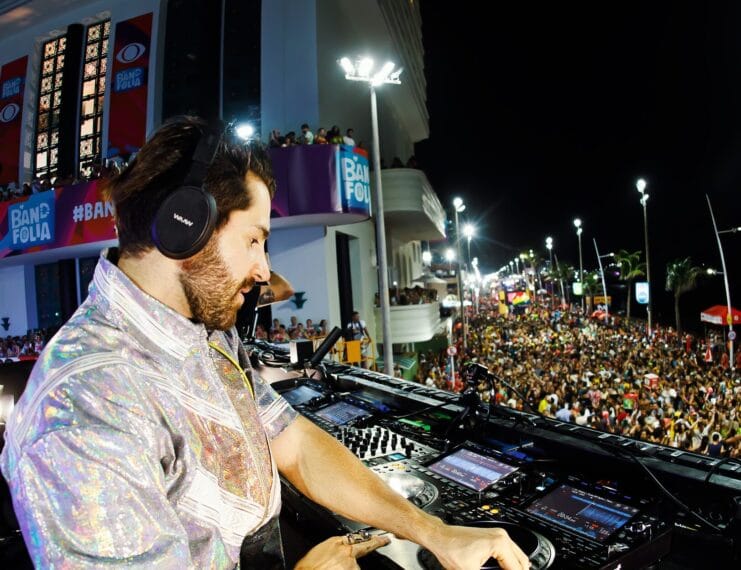 Alok arrasta foliões por quase seis horas em Salvador com trio elétrico futurista 1 alok carnaval 2024 e1707431553842 POP CYBER