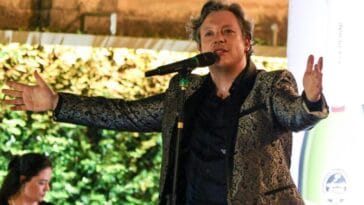 Em unica apresentacao Tenor Felipe Menegat emociona a todos em Porto Alegre POP CYBER