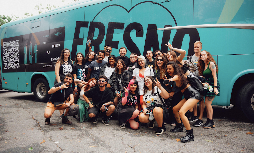 Fresno faz acao inedita com fas no Lollapalooza Brasil POP CYBER