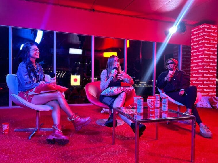 Na primeira noite do Lollapalooza Brasil 2024 Budweiser reune Pocah Jude Paulla e Mari Palma em conversa iconica sobre fas scaled POP CYBER