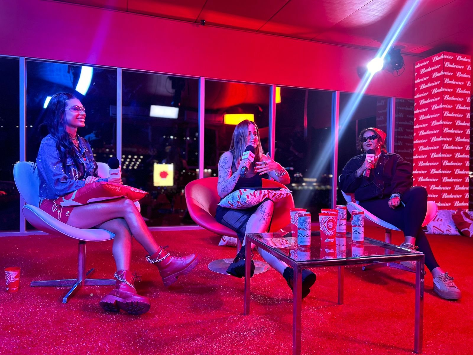Na primeira noite do Lollapalooza Brasil 2024 Budweiser reune Pocah Jude Paulla e Mari Palma em conversa iconica sobre fas POP CYBER