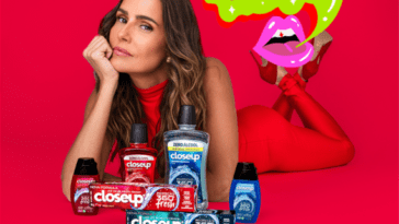 A convite da Closeup Deborah Secco escolhera fa para comemorar o Dia do Beijo POP CYBER