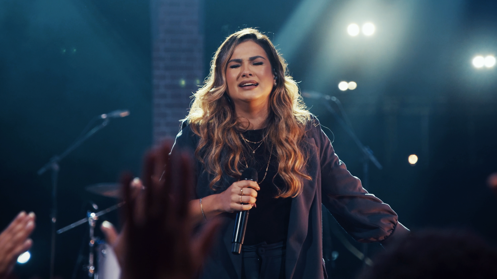 Bruna Olly celebra a fe e a esperanca em seu novo single POP CYBER