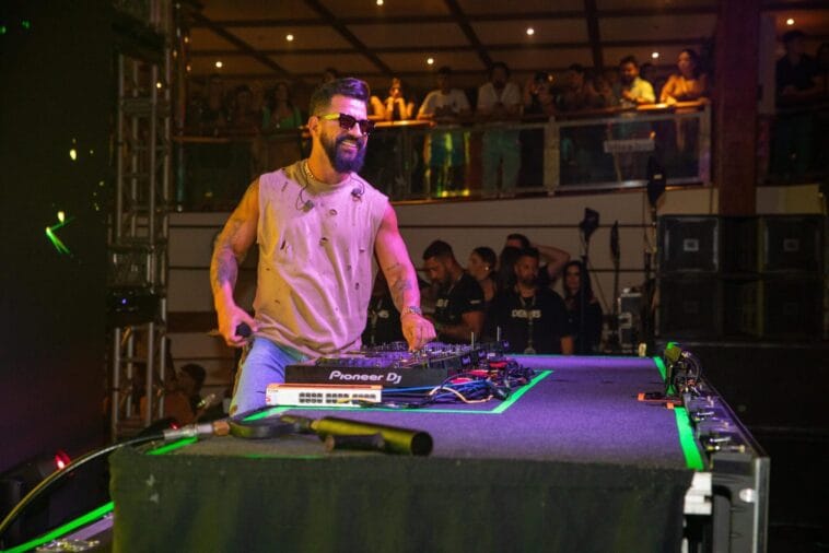 Dennis se apresenta em alto mar para público de mais de 4 mil pessoas 1 Dennis Chilli MOB Cruise 6 scaled scaled POP CYBER