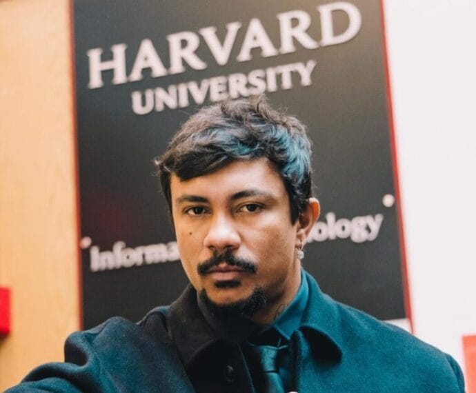 Em Harvard Xama relembra de professora que o fez despertar para a poesia defende o acesso a educacao e destaca o poder da musica na transformacao social e1712502546962 scaled POP CYBER