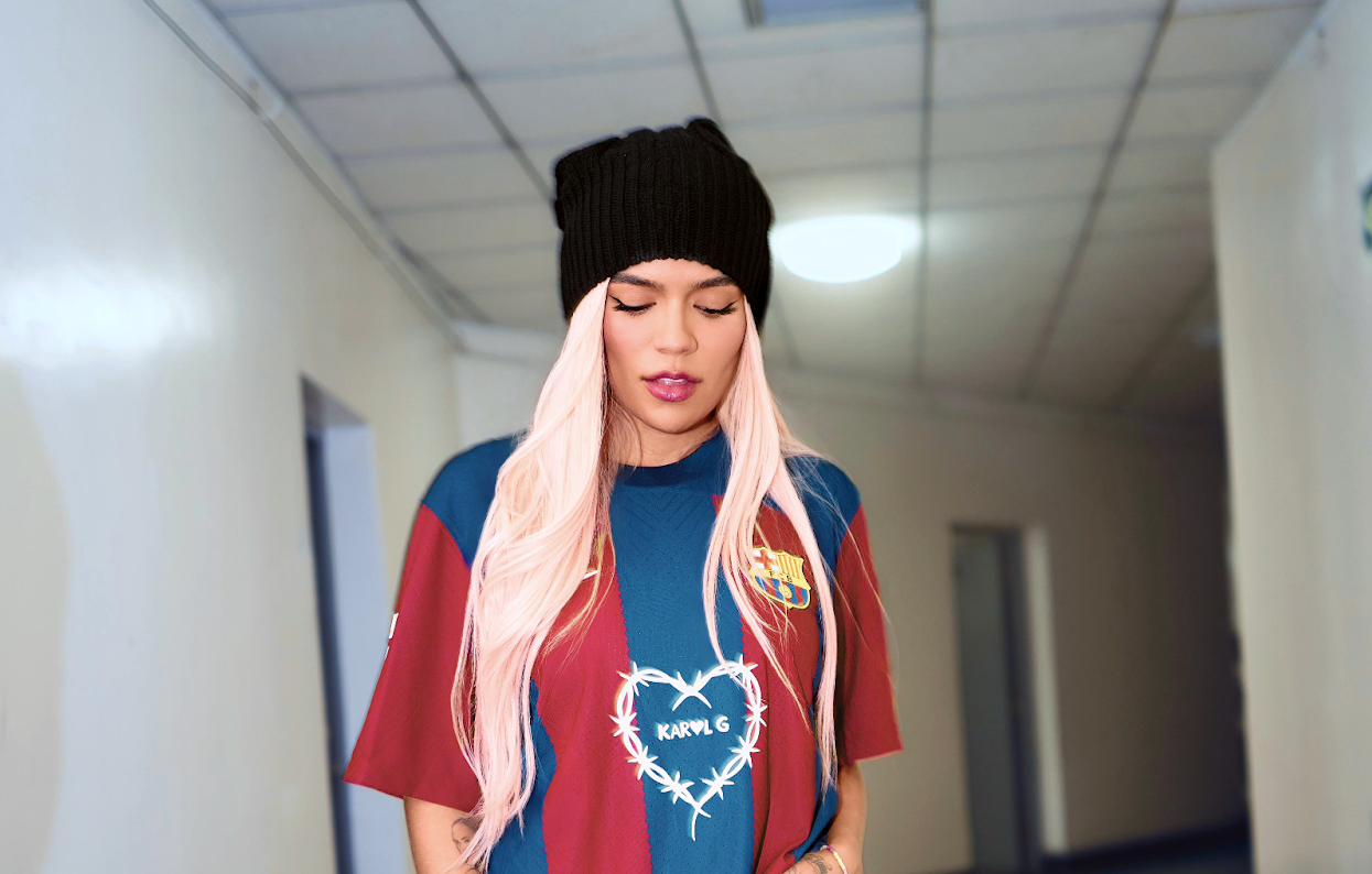 KAROL G e a mais recente artista a estampar a camisa do FC Barcelona como parte da colaboracao com o Spotify. e1712952262765 POP CYBER