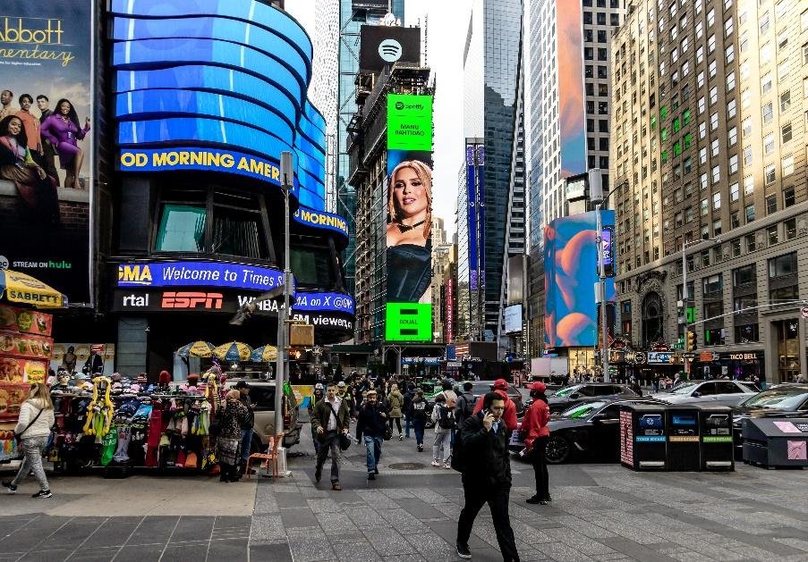 Manu Bahtidao e embaixadora Equal do Spotify e estrela telao na Times Square como parte da campanha POP CYBER