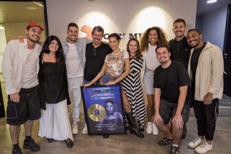 Marina Sena recebe quadro com certificações de Platina e Ouro pelos resultados do álbum Marina Sena scaled scaled POP CYBER