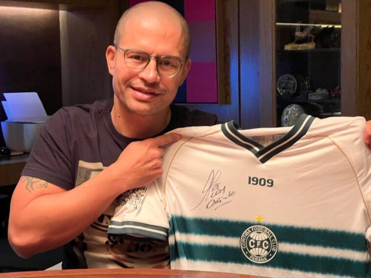 Ex-meia do Coxa, Alex autografa camisa para arrecadar fundos para as vítimas das enchentes no RS 1 Alex scaled scaled POP CYBER