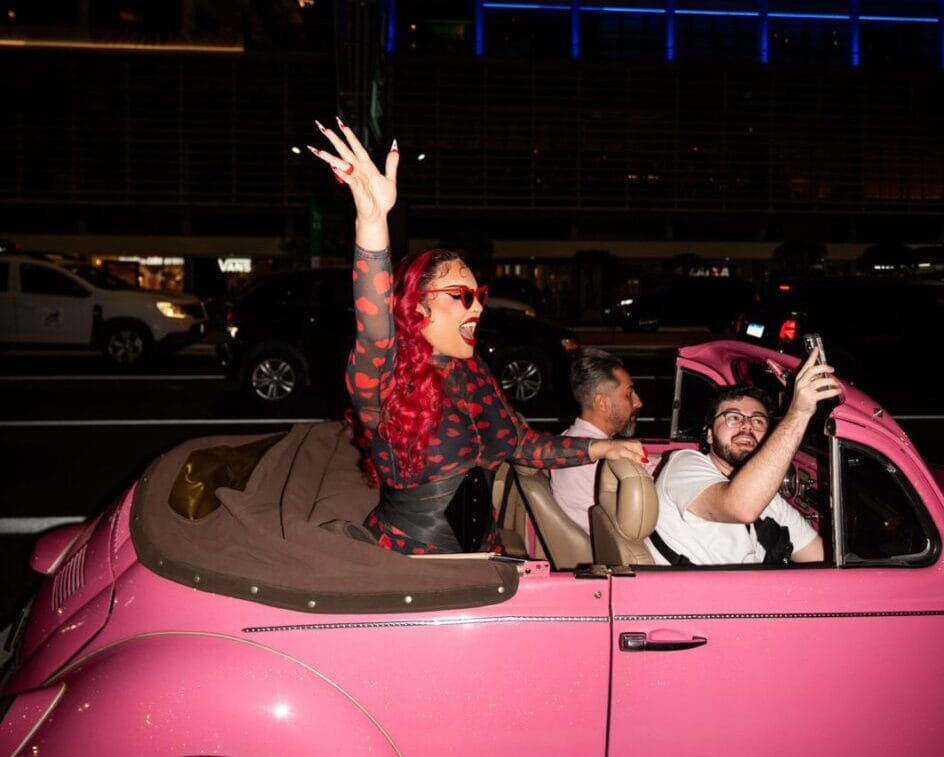 Gloria Groove para Avenida Paulista em fusca rosa e anuncia o lançamento da Gloria Groove para Avenida Paulista em fusca rosa e anuncia o lancamento da 22Serenata da GG Vol. 1 Ao Vivo e1716748594425 POP CYBER