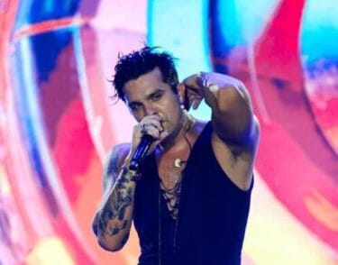 Luan Santana apresenta o seu festival debaixo de chuva e emociona público em Salvador 1 Luan Santana apresenta o seu festival debaixo de chuva e emociona publico em Salvador scaled e1717366947600 POP CYBER