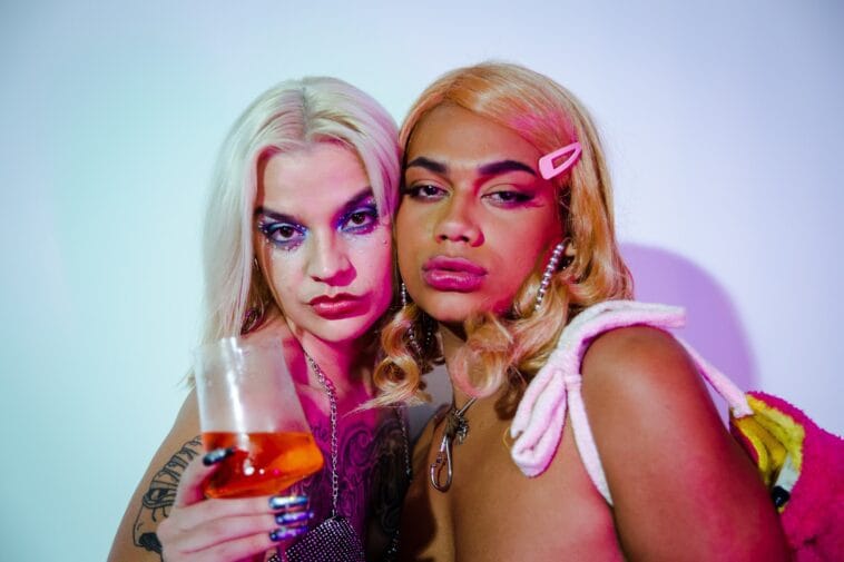 MC Versa se une a Re Moraes no single MC Versa se une a multiartista travesti gaucha Re Moraes no single 22Ima de Bandido22 scaled POP CYBER