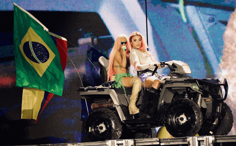 Pabllo Vittar canta “Sua Cara” com Karol G em show da Mañana Será Bonito Tour 2 Karol G