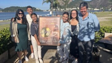Aline Barros recebe quadro comemorativo por mais de 260 milhões de reproduções no álbum Minha Oração e certificações de sucessos do projeto
