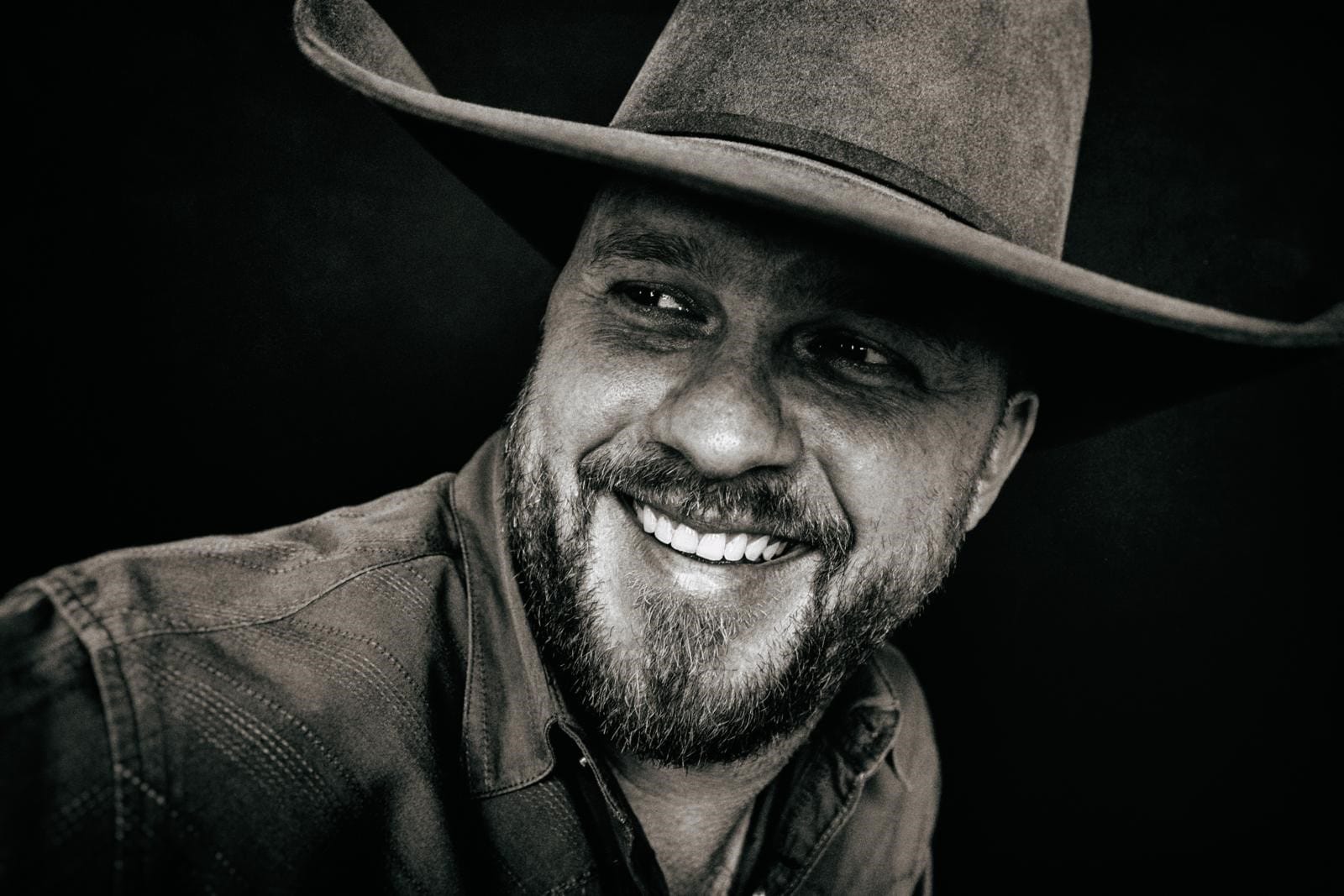 Cody Johnson lança videoclipe de Cody Johnson lança videoclipe de Dirt Cheap e lyric vídeos em português
