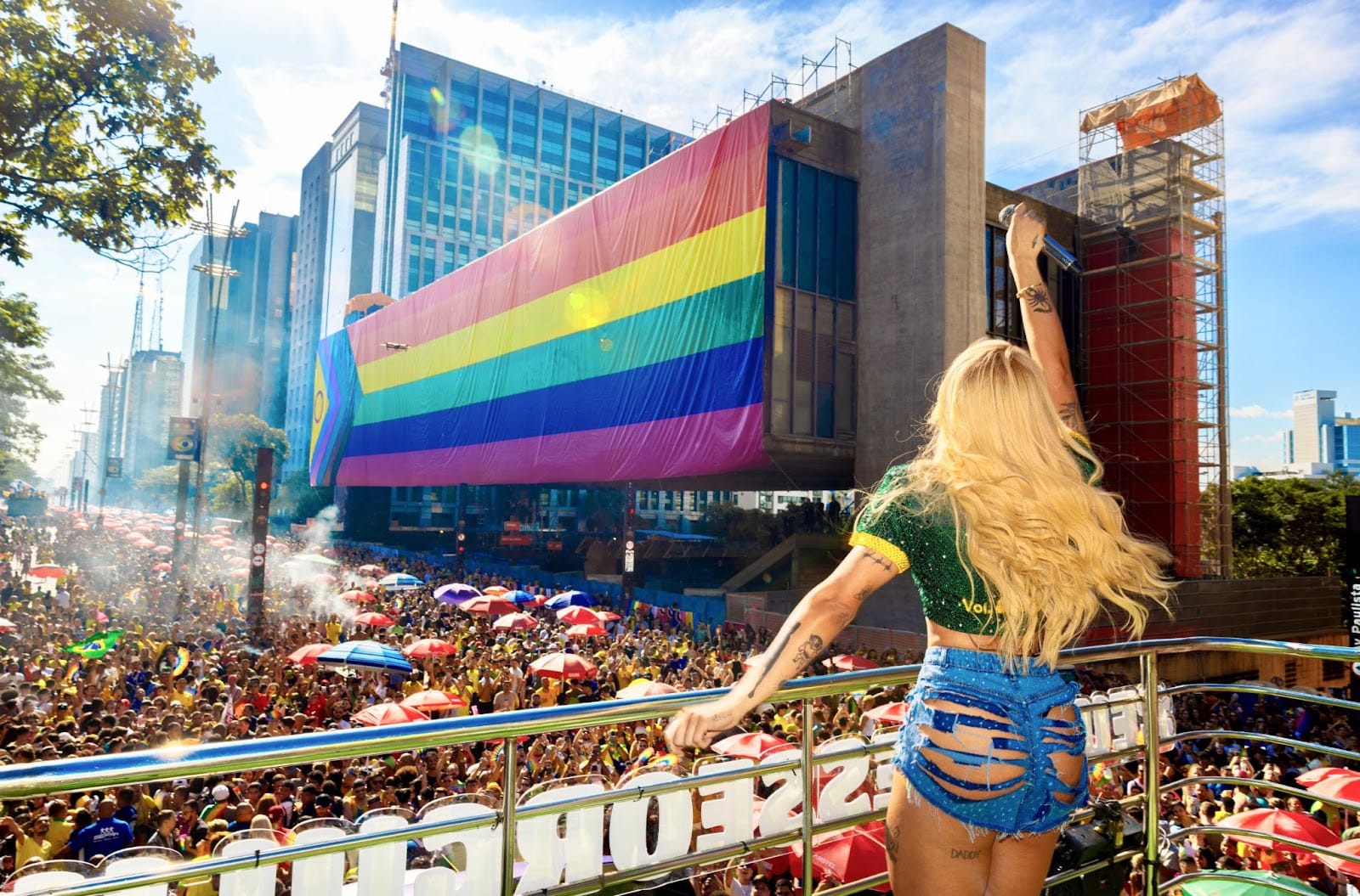 Vestida de verde e amarelo junto com toda equipe e ballet, Pabllo Vittar arrasta multidão na maior Parada LGBTQIA+ de São Paulo