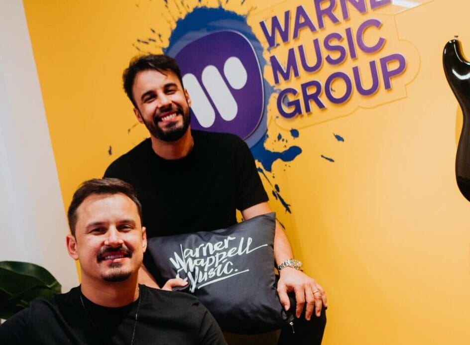 Clayton & Romário assinam com a Warner Music e celebram nova fase na carreira