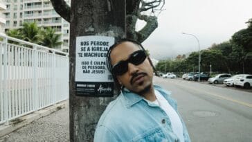 Froid apresenta o álbum “Queridinho de Deus” com referências sonoras de Afrobeat e Dancehall