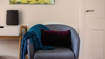HK_Enchant_Speaker_Lifestyle_Side+Table_2