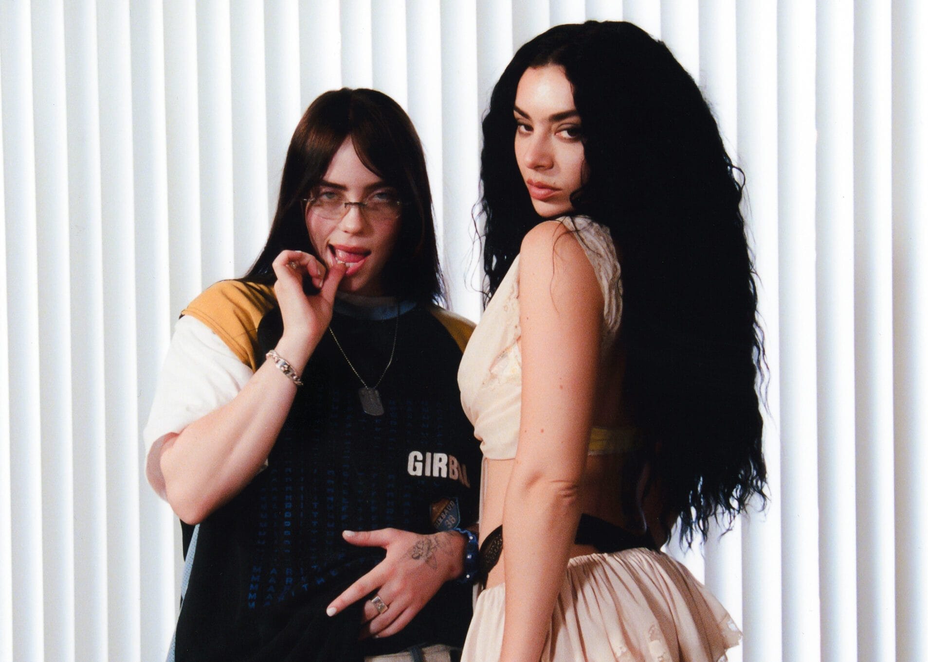 Charli XCX lança Guess com participação de Billie Eilish