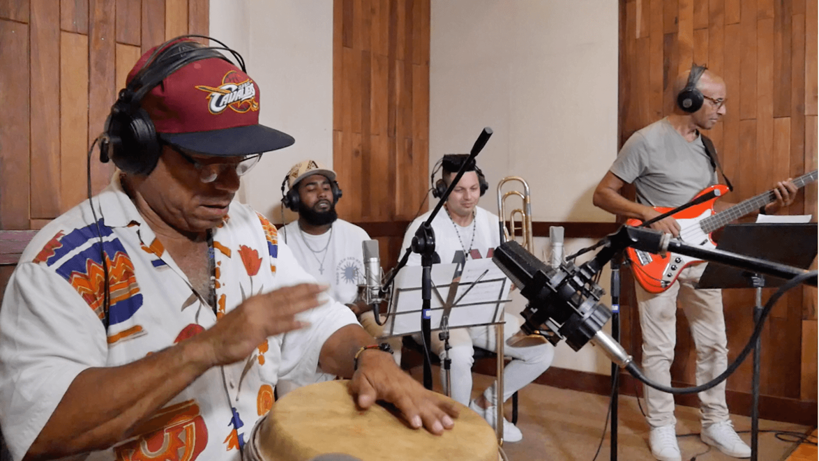 Coldplay, U2, Sting, Omara Portuondo e Ibrahim Ferrer formam o projeto Rhythms Del Mundo disponível nas plataformas